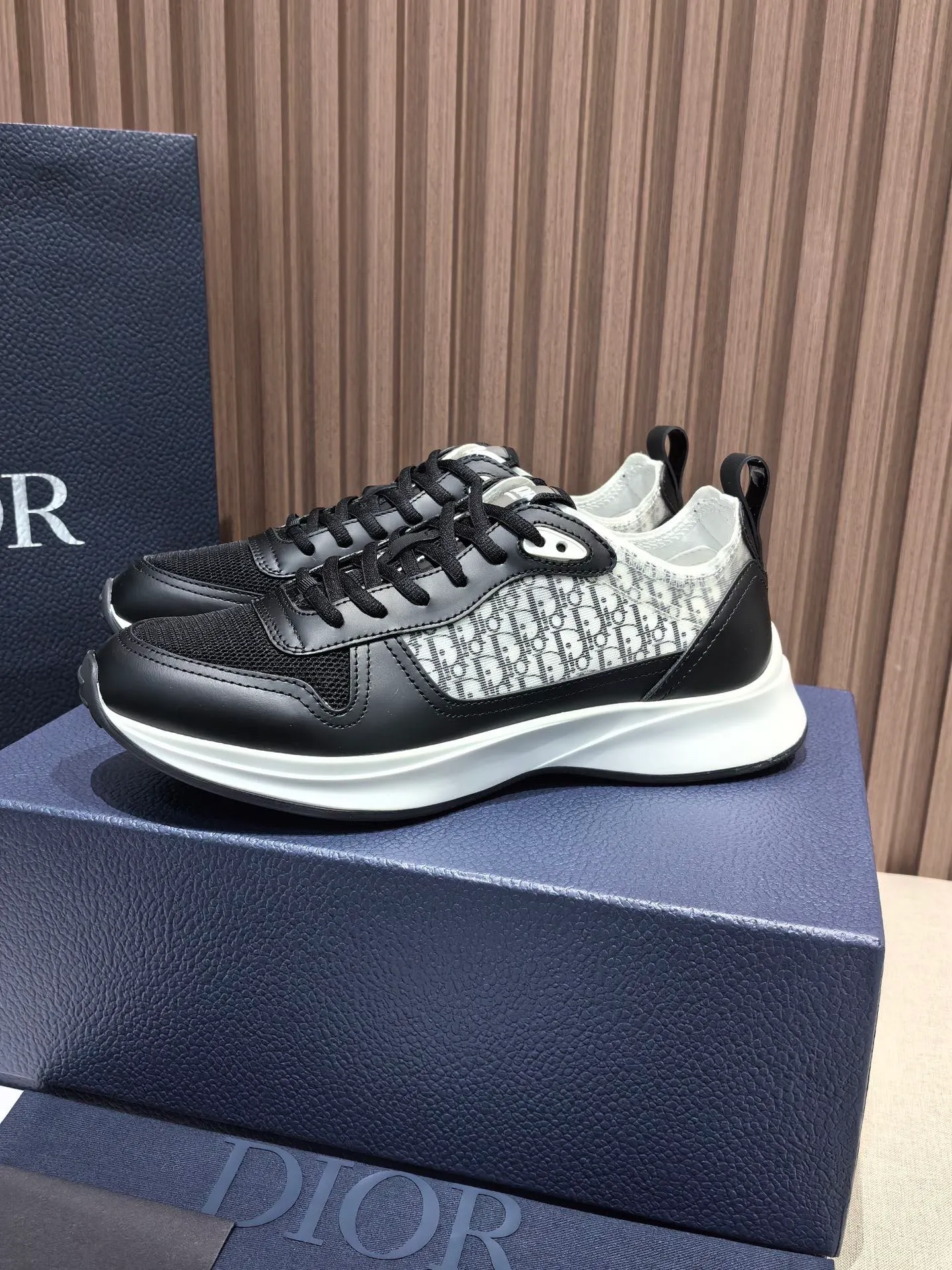 Factory price: 440💰 🔍Top purchasing agent🇮🇹 Dior's super-popular sports shoes, popular for street men, are synchronized with the new product counters. The uppers are made of Italian original imported cowhide and matched with D's customized fabrics. It is a must-have for fashionistas. The complex craftsmanship is perfectly reproduced. Imported soft cowhide foot pads, soles: original soles specially provided by the original factory, exclusive movable molded soles are super comfortable, original factory follow-up goods, 🔍🔍high quality, you can enter and exit the counter at will, welcome to compare, code number 38-45 (46 can be customized and cannot be returned or exchanged)